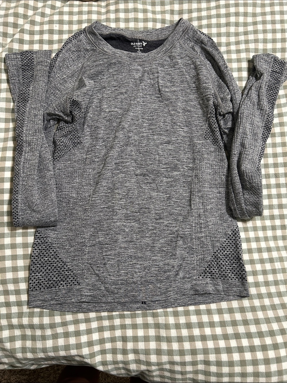 Old Navy Heather Gray Long Sleeve Athletic Top